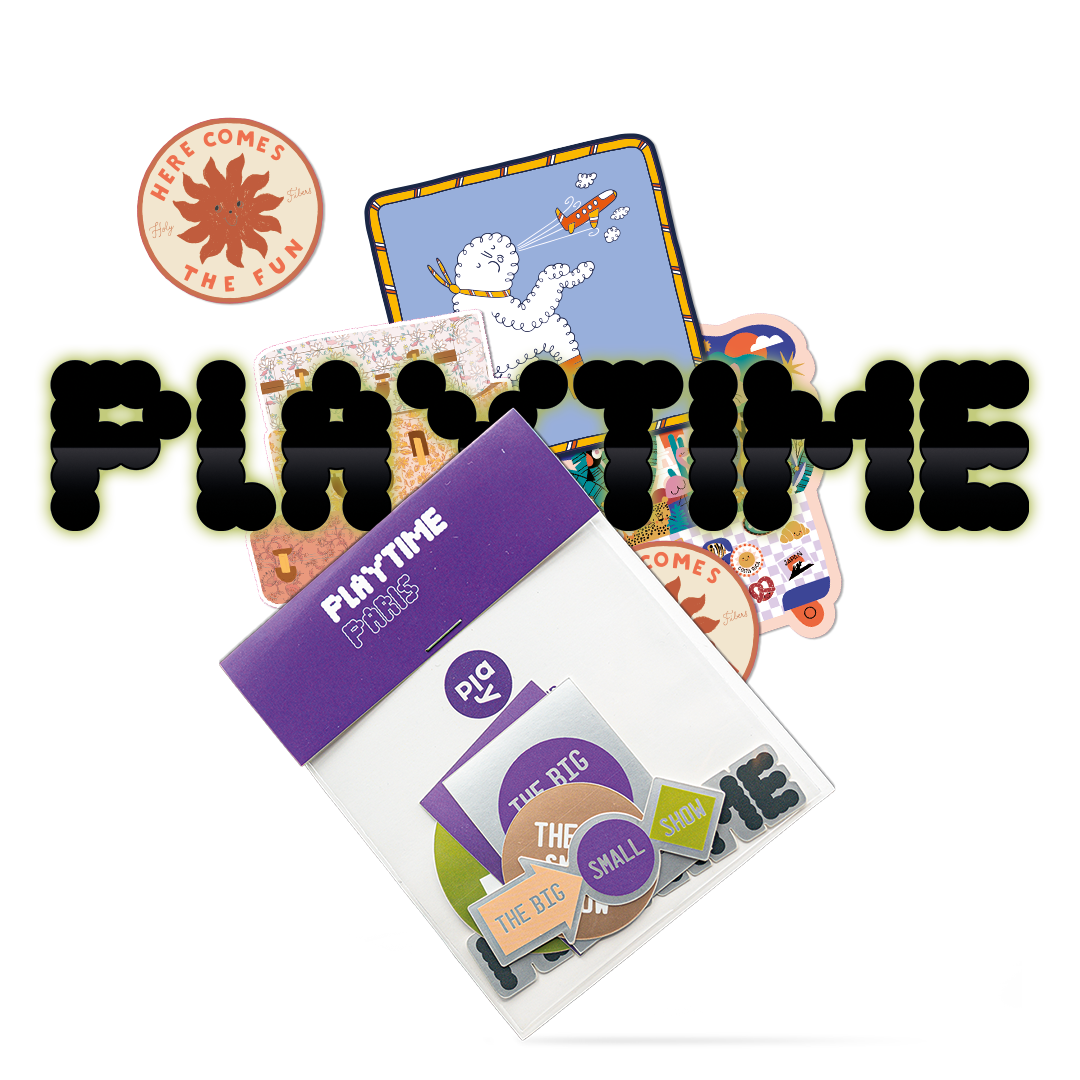 Playtime Parisのステッカーパックと、見本市で配られたカラフルな子ども向けデザインのステッカー