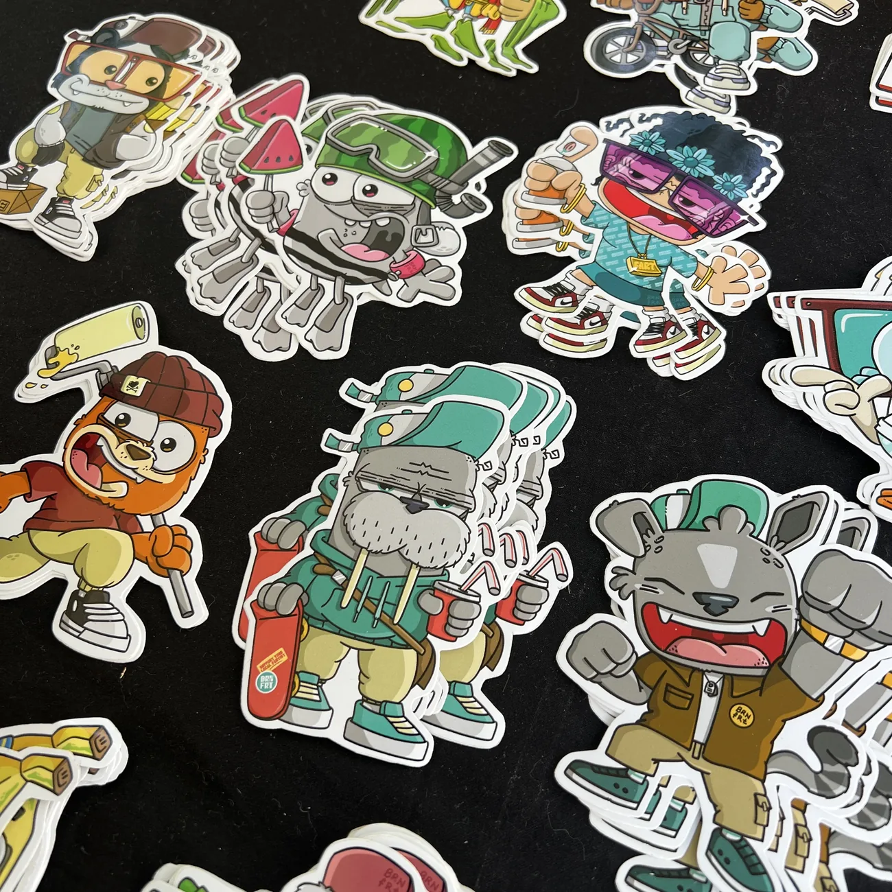 スケートボードを持ったセイウチやニヤリと笑う猫など、ストリートファッションのキャラクターを描いたBrainfart x StickerAppのダイカットステッカー