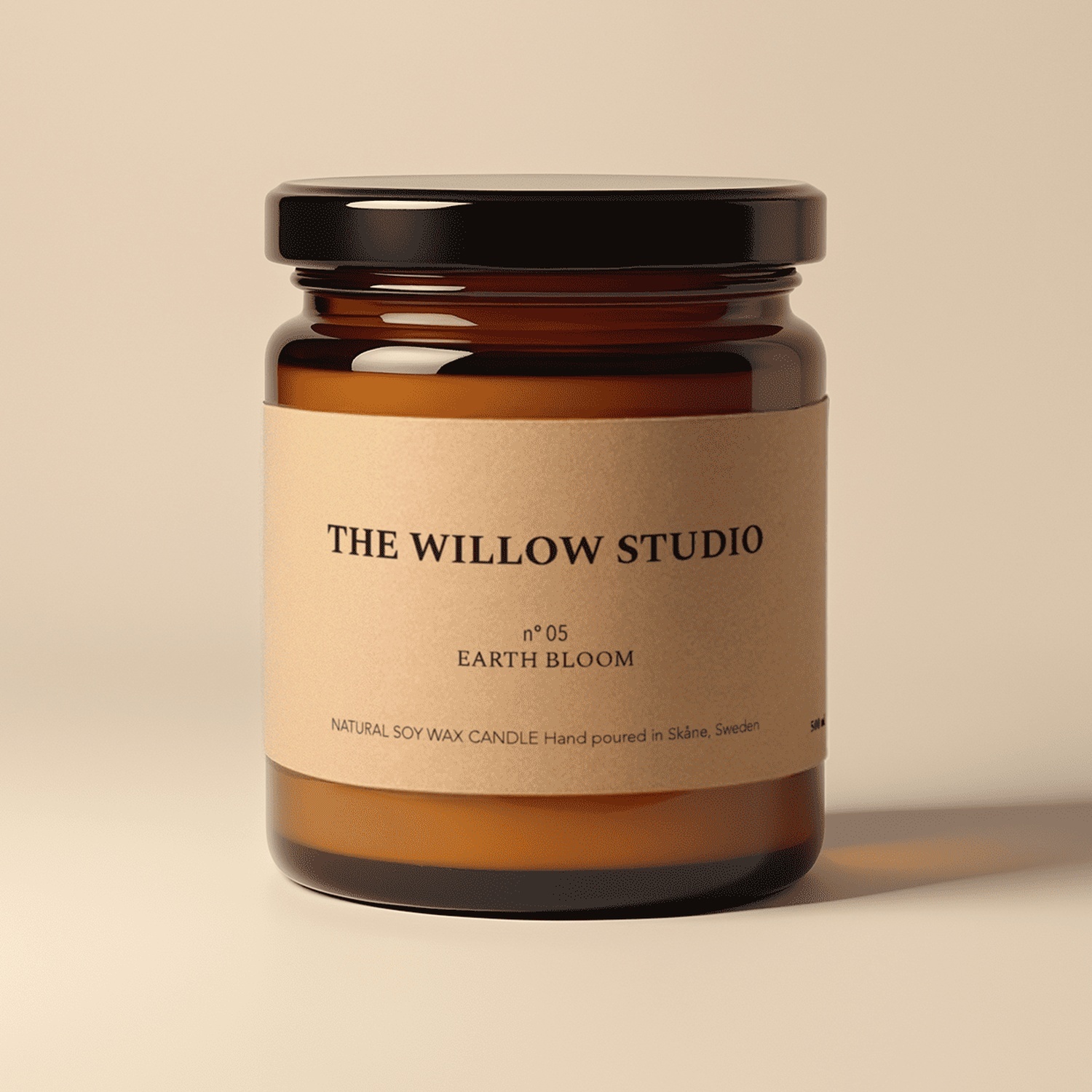 The Willow Studio「Earth Bloom」の天然ソイワックスキャンドル。琥珀色のガラス瓶にクラフト紙ラベル付き