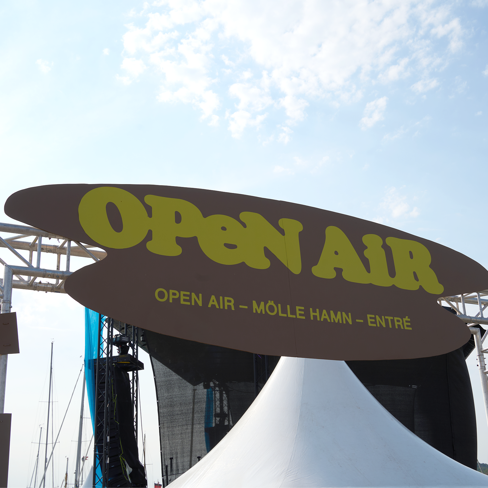 メインステージ前のOpen Air Mölleフェスティバルの入口サイン